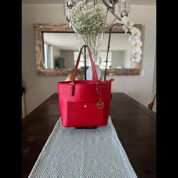 Michael Kors Tote (Red) w/Gold Hardware. - Picture 2 of 10